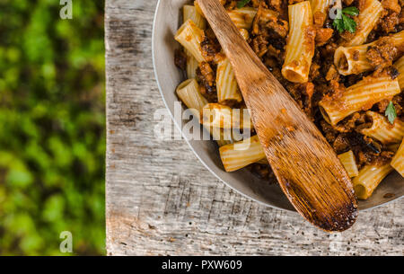 Les pâtes italiennes aux aubergines et sauce tomate Banque D'Images