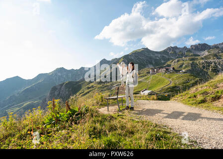 Allemagne, Bavière, Oberstdorf, mère et fille sur une randonnée dans les montagnes Banque D'Images