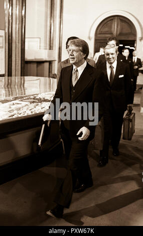 Le président Jimmy Carter et les conseillers à pied dans une réunion à la Smithsonian Institution's Castle building. 1978 Banque D'Images