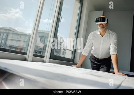 Portrait dans son bureau, à l'aide de lunettes VR