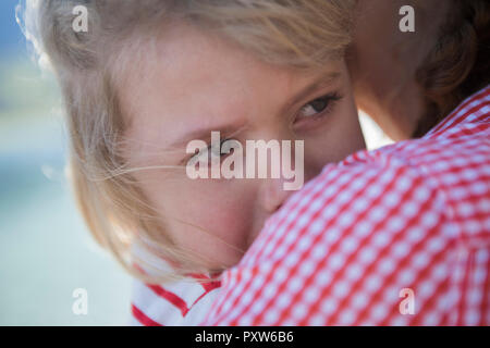 Mère fille pleurer consolant Banque D'Images