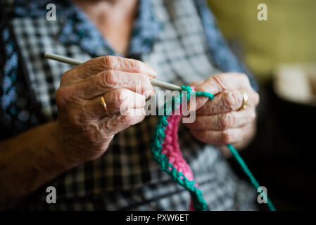 Mains de femme senior travail artisanal, close-up Banque D'Images