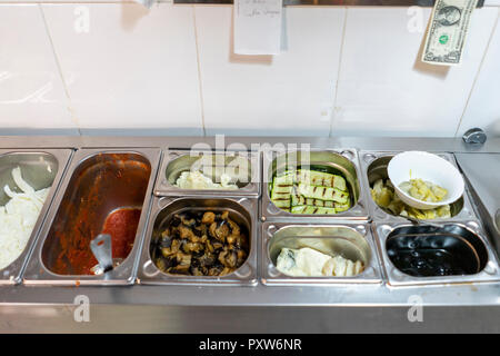 Variation de légumes italiens dans le bac dans une cuisine de restaurant Banque D'Images