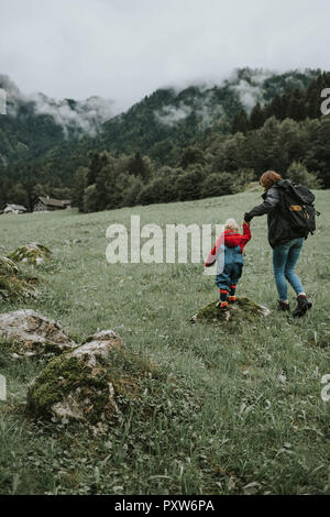 Autriche, Vorarlberg, Mellau, mère et enfant sur un voyage dans les montagnes Banque D'Images