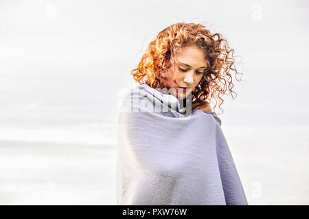 Portrait de jeune femme rousse Banque D'Images