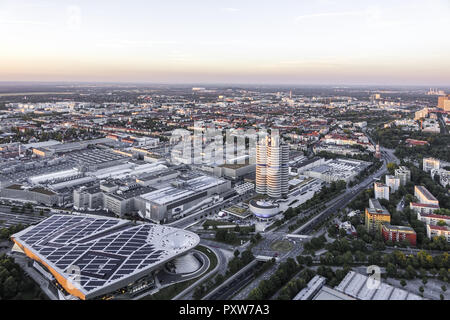 Blick auf die bmw-welt und Hauptverwaltung-BMW Vierzylinder, München, Bayern, Deutschland, Europa (www.allover.cc/TPH) Banque D'Images