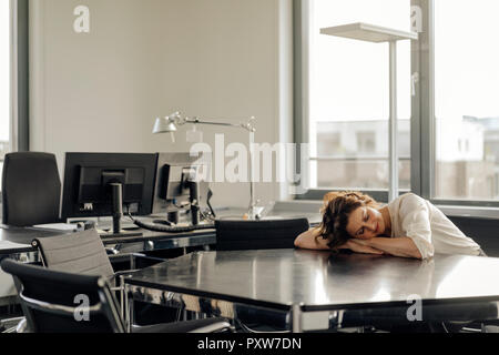 Two businesswomen dormir sur son bureau Banque D'Images