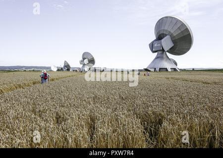 Menschen auf einem Kornkreis bestaunen Kornfeld bei Rasiting, Oberbayern, Bayern, Deutschland, l'Europe, les gens admirer un crop circle dans un fiel de maïs Banque D'Images