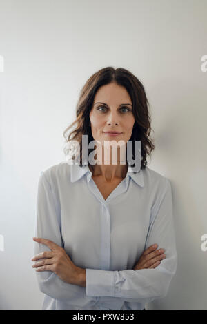 Portrait d'une attractive businesswoman with arms crossed Banque D'Images
