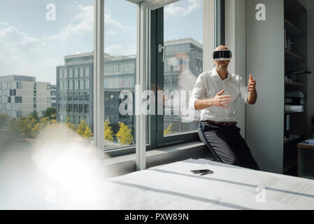 Portrait dans son bureau, à l'aide de lunettes VR