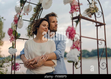 Couple sous l'arche de mariage Banque D'Images