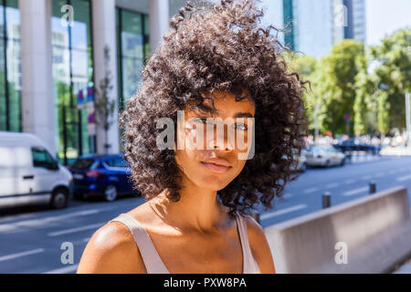 Allemagne, Francfort, portrait de jeune femme avec des cheveux bouclés Banque D'Images