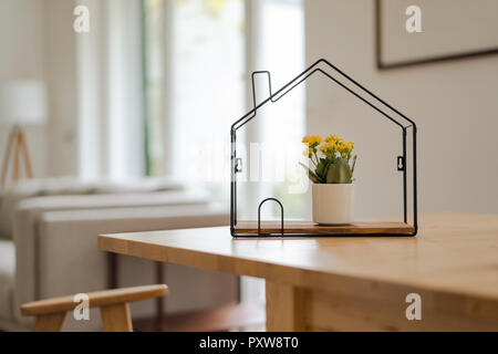 Chambre modèle avec l'intérieur de fleurs en pot sur la table Banque D'Images