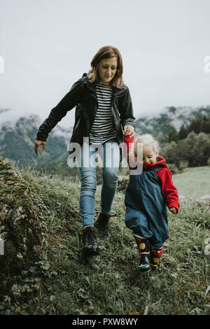 Autriche, Vorarlberg, Mellau, mère et enfant sur un voyage dans les montagnes Banque D'Images