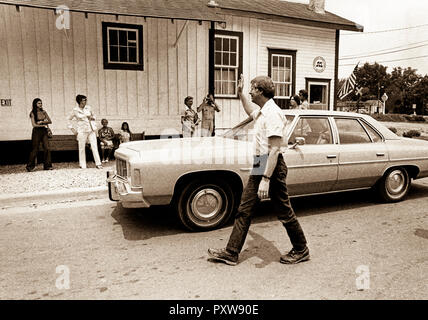 Peu de temps après avoir annoncé sa candidature à la présidence, Jimmy Carter passe devant son Plains, Géorgie, siège de campagne sans aides ou de sécurité et plus souvent que n'allons pas largement méconnu. Banque D'Images