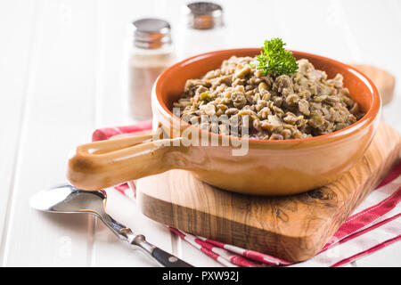 Les lentilles cuites dans un bol. Banque D'Images