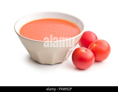 Gaspacho tomates soupe froide et isolé sur fond blanc. Banque D'Images
