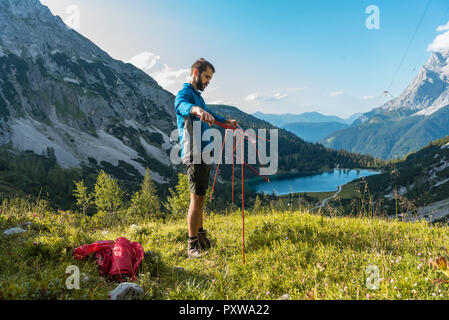 Autriche, Tyrol, randonneur mise en place sa tente sur la montagne au lac Seebensee Banque D'Images