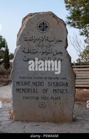 Nebo, Jordanie - le 18 octobre 2018 : Pierre dans l'entrée de Mont Nebo historique par Moïse en Terre Sainte. Le Mont Nébo est le lieu où Moïse a reçu une Banque D'Images