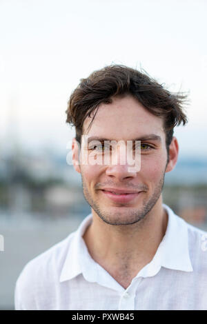 Portrait de jeune homme avec les cheveux en bataille à l'extérieur Banque D'Images