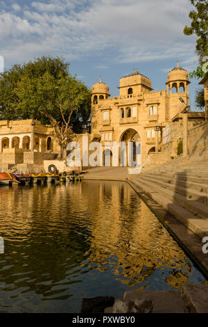 Vue sur le portail de Gadisar lake, dans la ville du désert de Jaisalmer, en Inde Banque D'Images