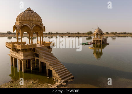 Chhatris, debout au milieu de la Gadisar Lake dans la ville du désert de Jaisalmer, en Inde Banque D'Images