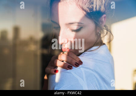 Portrait de jeune femme derrière la vitre Banque D'Images