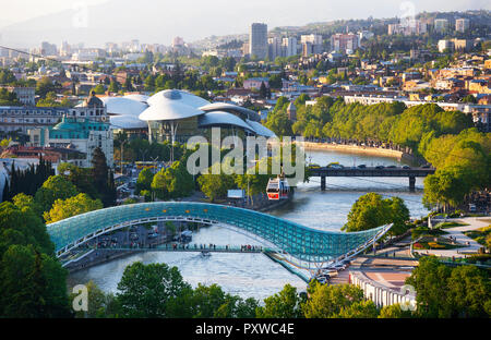 La Géorgie, Tbilissi, pont de la paix sur la rivière Kura Banque D'Images