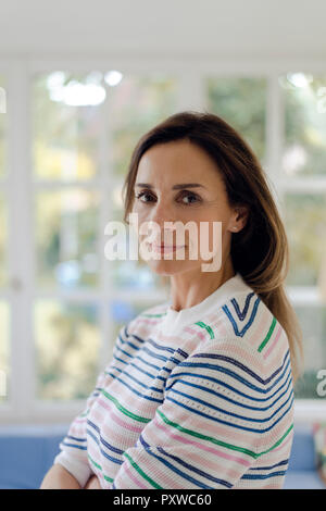 Portrait of young woman at home Banque D'Images