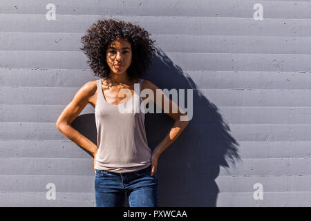 Portrait de jeune femme avec des cheveux bouclés Banque D'Images