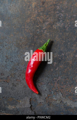 Piment rouge sur métal rouillé Banque D'Images