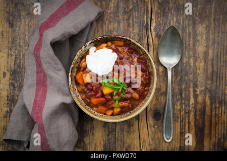 Chili con Carne avec la coriandre et la crème sure Banque D'Images