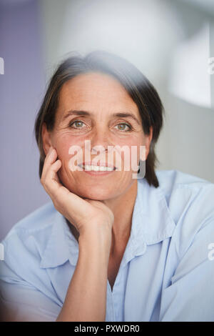 Portrait de femme mature pensif Banque D'Images
