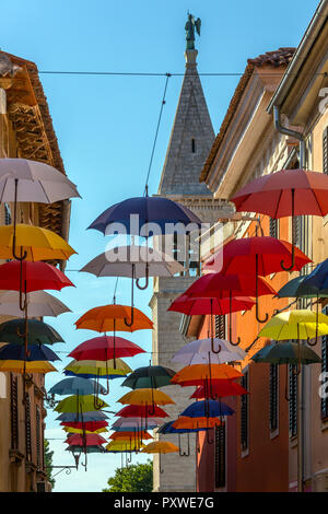 Rue parapluie dans la ville côtière de Novigrad sur la péninsule de l'Istrie en Croatie. Banque D'Images