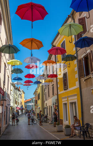 Rue parapluie dans la ville côtière de Novigrad sur la péninsule de l'Istrie en Croatie. Banque D'Images