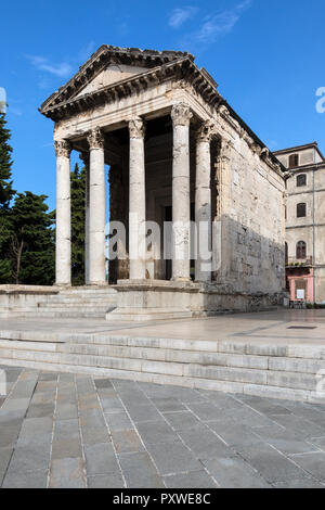 Le Temple d'Auguste est un temple romain bien conservé dans la ville de Pula sur la péninsule d'Istrie en Croatie. Dédié au premier empereur romain, Banque D'Images