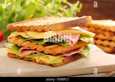 Dîner sain pour l'école avec légumes sandwich Banque D'Images