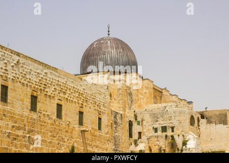 Le dôme de la mosquée Al Aqsa sur le mont Temple à Jérusalem avec une partie du mur sud du Mont du Temple antique Banque D'Images