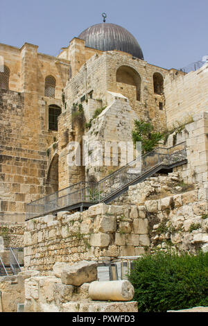 Le dôme de la mosquée Al Aqsa sur le mont Temple à Jérusalem avec une partie du mur sud du Mont du Temple antique Banque D'Images