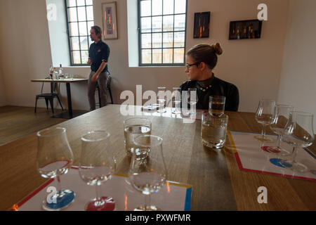 Varsovie, Pologne - Oct 20, 2018 : les visiteurs d'essayer différents types de vodkas dans le musée de vodka de Varsovie, Pologne. Banque D'Images