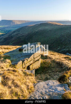 Lumière d'automne dans le noir maximum. Les roches et les maures au-dessus de pierre meulière Crowden Clough sur la bordure sud de Kinder Scout, Derbyshire Peak District, UK Banque D'Images