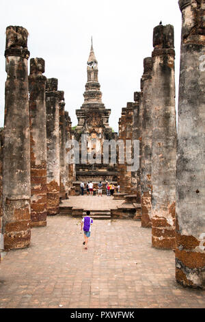 SUKHOTHAI, LE MYANMAR - Avril 2018 : Le parc historique de Sukhothai est l'un des plus célèbres sites touristiques de la Thaïlande centrale Banque D'Images