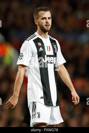 La Juventus' Code Pjanic au cours de l'UEFA Champions League à Old Trafford, Manchester. ASSOCIATION DE PRESSE Photo. Photo date : mardi 23 octobre, 2018. Voir l'ACTIVITÉ DE SOCCER histoire Man Utd. Crédit photo doit se lire : Martin Rickett/PA Wire Banque D'Images