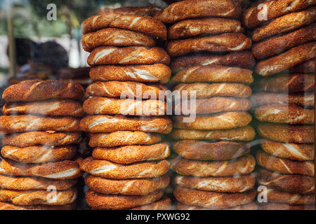 Des piles de pain simit à un blocage de rue à Istanbul, Turquie Banque D'Images