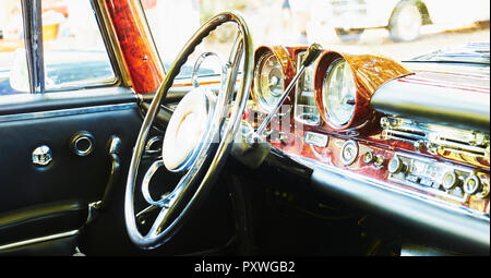 Tableau de bord et volant de Mercedes Benz 280 SE Coupé Banque D'Images