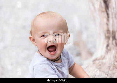 Portrait de screaming baby boy outdoors Banque D'Images