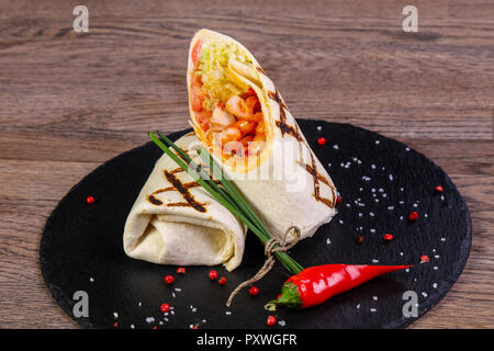 Rouleau de poulet servi avec du poivre tortilla Banque D'Images