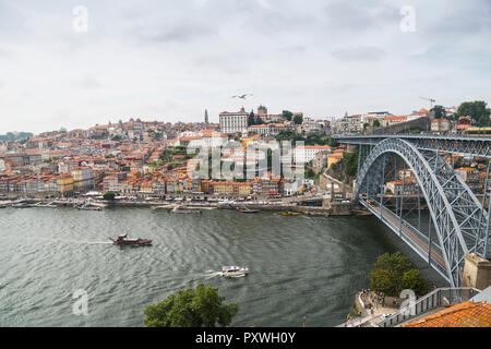 Portugal, Porto, vue sur la ville et Ponte Luiz I Pont au-dessus de la rivière Douro, Vila Nova de Gaia Banque D'Images