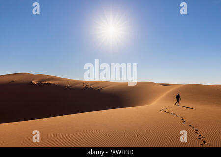 L'Afrique, la Namibie, désert du Namib Naukluft, Parc National, marche sur dune touristiques Banque D'Images