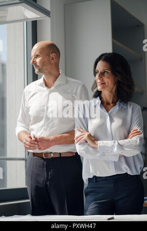 Deux architectes standing in office, à la fenêtre de Banque D'Images